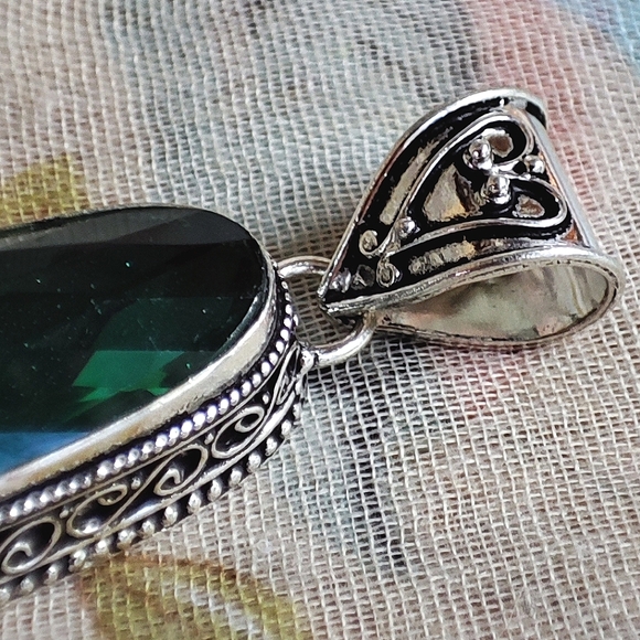 Emerald Green Elongated Faceted Glass Crystal Stone Sterling Silver 925 Pendant - Picture 13 of 15